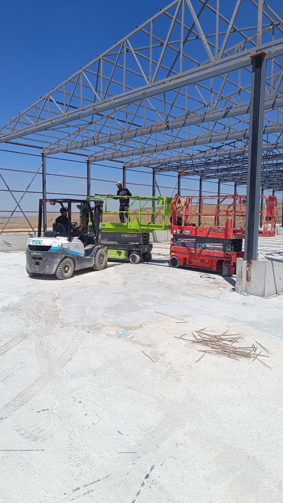 Çelik konstrüksiyon montajında platform ve forklift