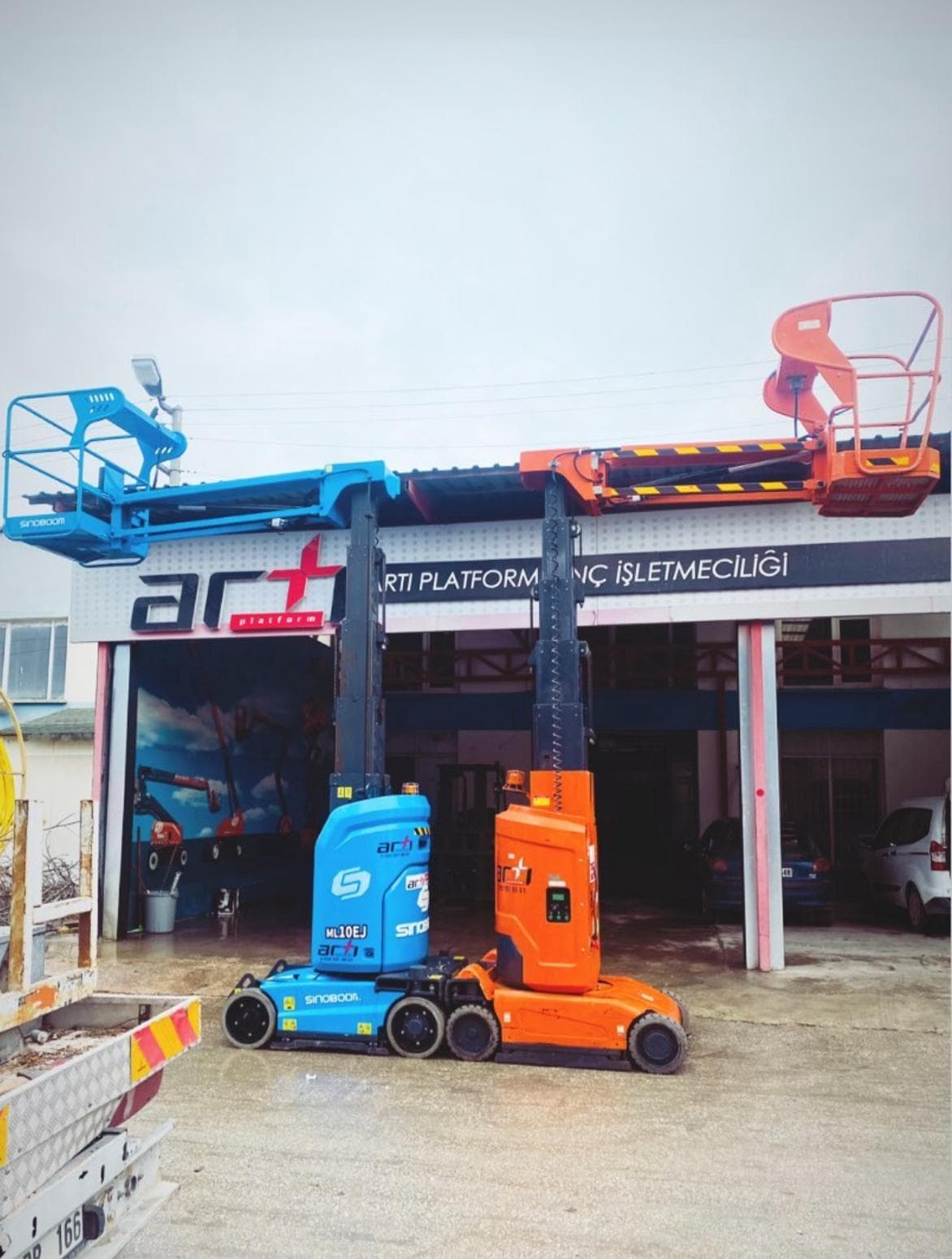 Saha makine parkında dikey personel yükseltici
