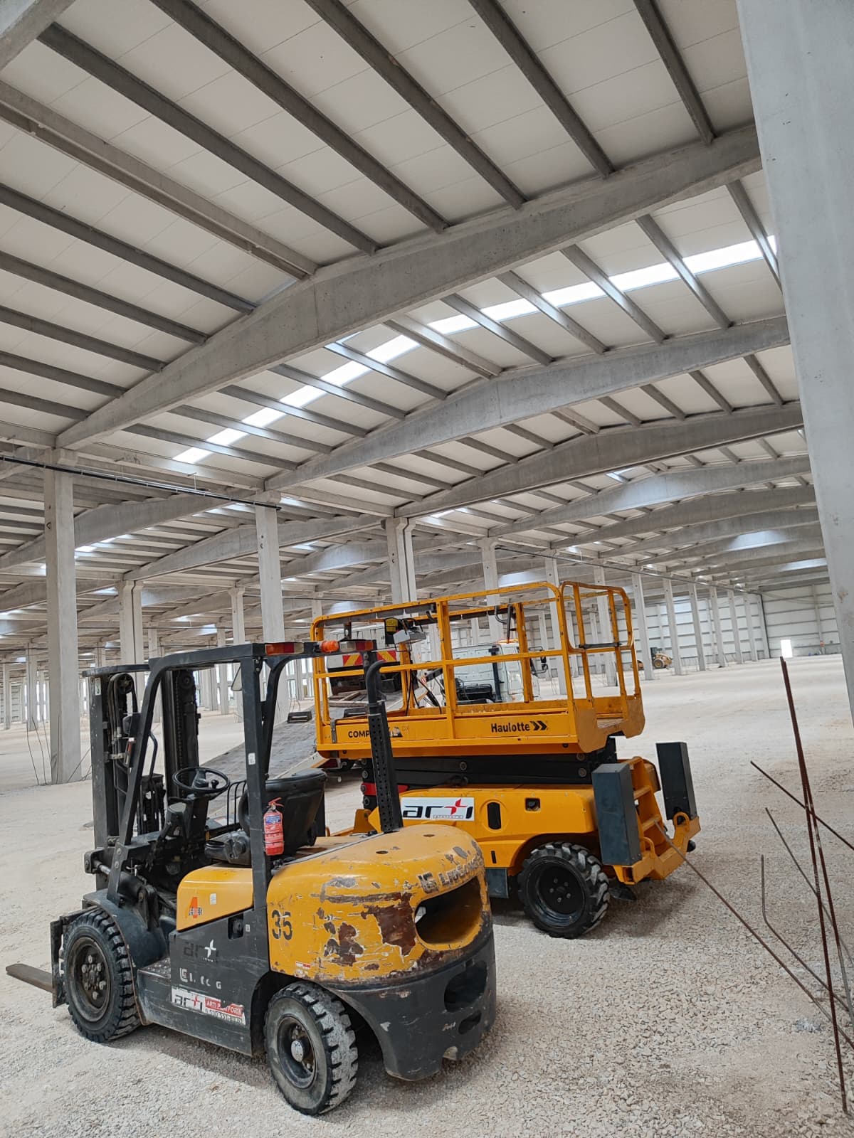 Fabrika deposunda forklift ve makaslı platform