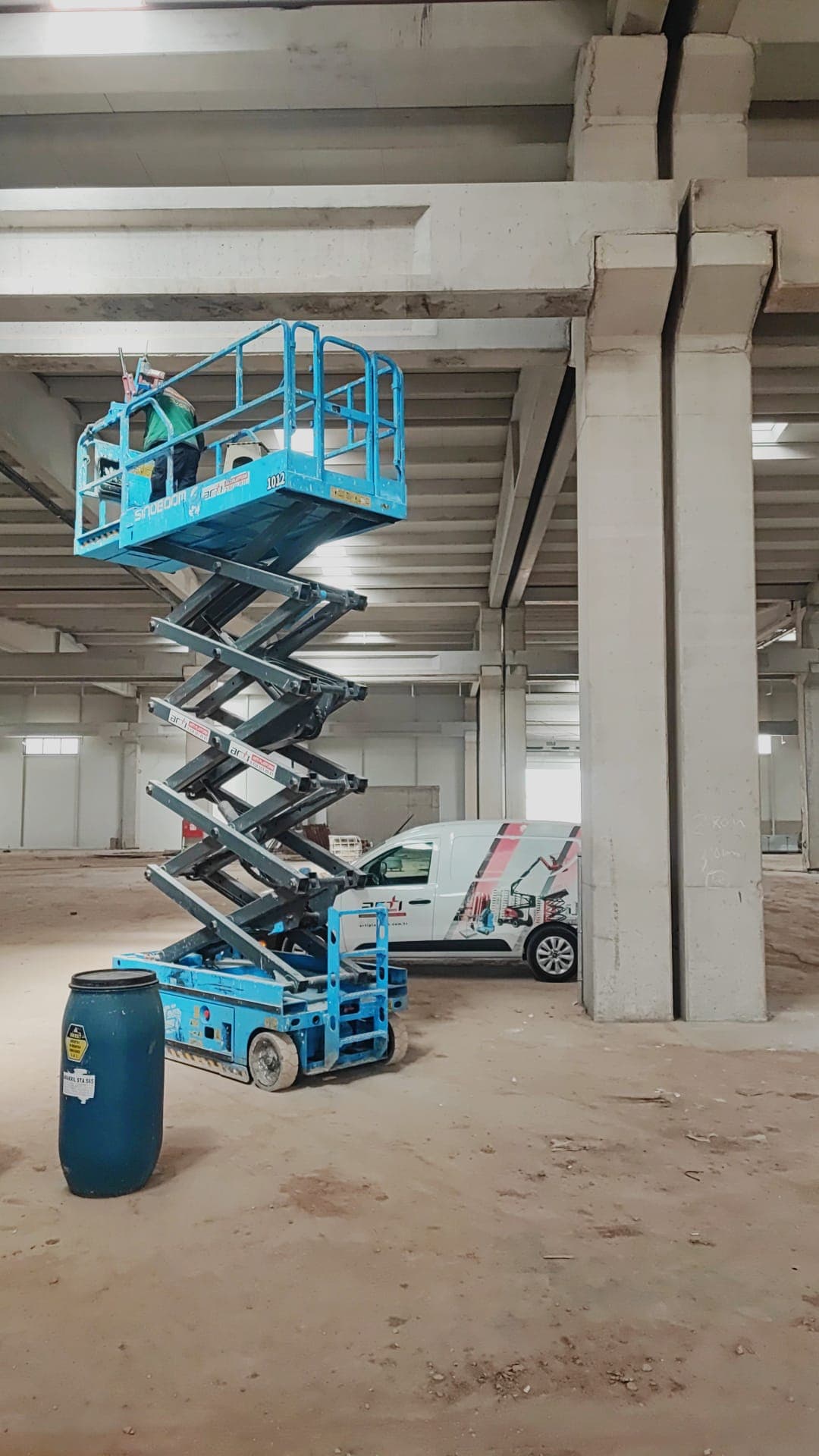 Depo içinde yükseltici platformla raf üstü erişim